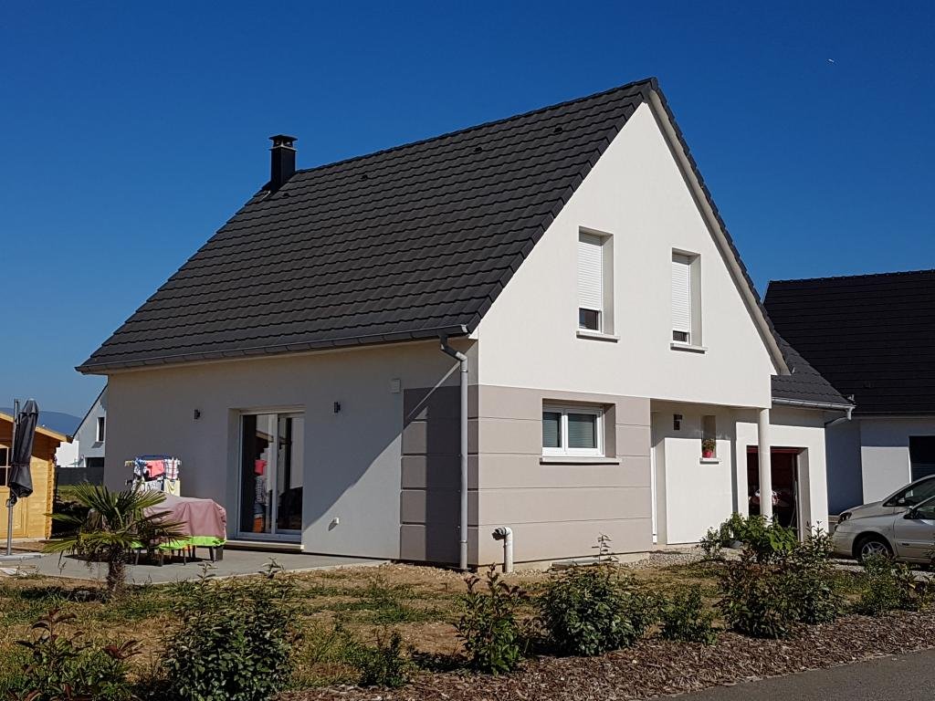 Maison familiale classique avec façade claire et toiture à deux pans